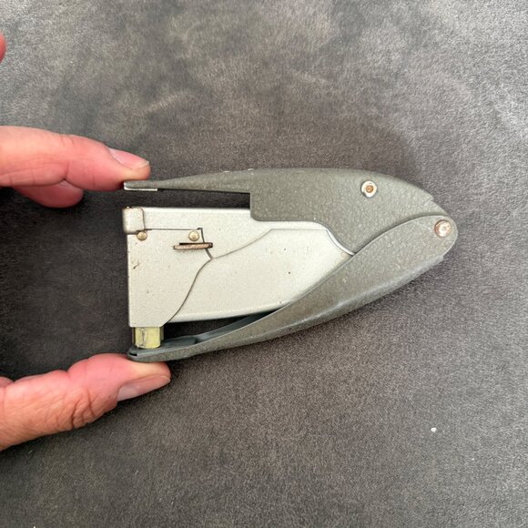 Vintage Swingline Tot 50 Stapler Gray With Box Of Staples Compact Retro Office T - Picture 3 of 4